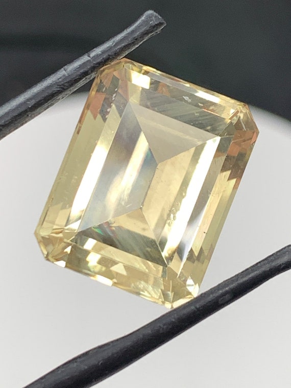 Huge 17.3ct yellow Oregon Sunstone. Large collectors piece Gemstone. Emerald cut, very light Schiller.