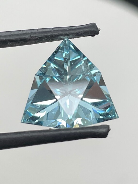 Precision cut Aquamarine. 5.9ct trillion. Natural gem. 13.8mm