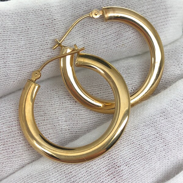 14k yellow gold hoops. 1 inch across. Great condition.