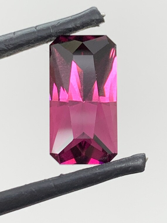 Purple Rhodolite Garnet. 5.12ct Precision cut, collector's gem.