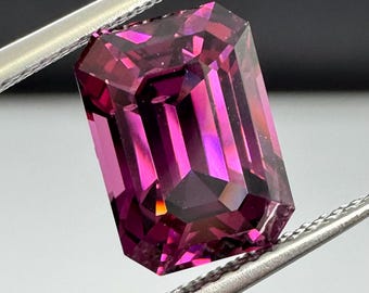 3.86ct purple Garnet from Mozambique. 9.97x7.1mm calibrated size.