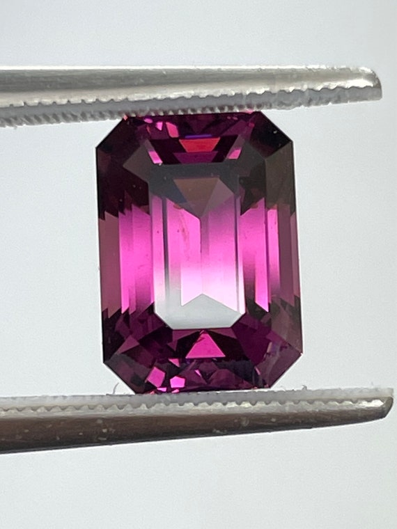 3.86ct purple Garnet from Mozambique. 9.97x7.1mm calibrated size.