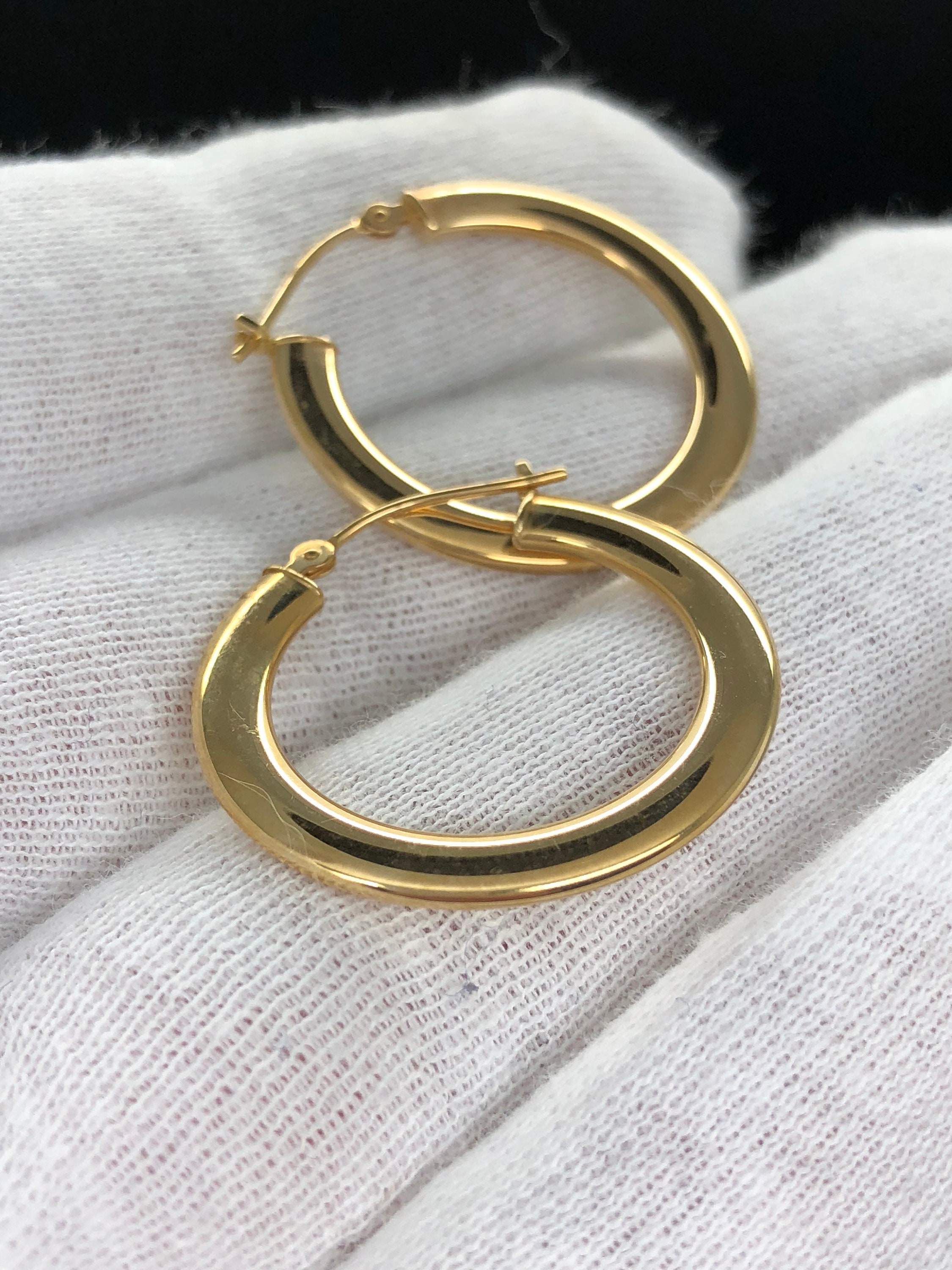 14k yellow gold hoops. 1 inch across. Great condition.