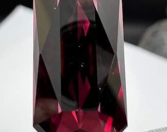 12.63ct Rhodolite Garnet. Large, precision cut gem. 17x9x7mm