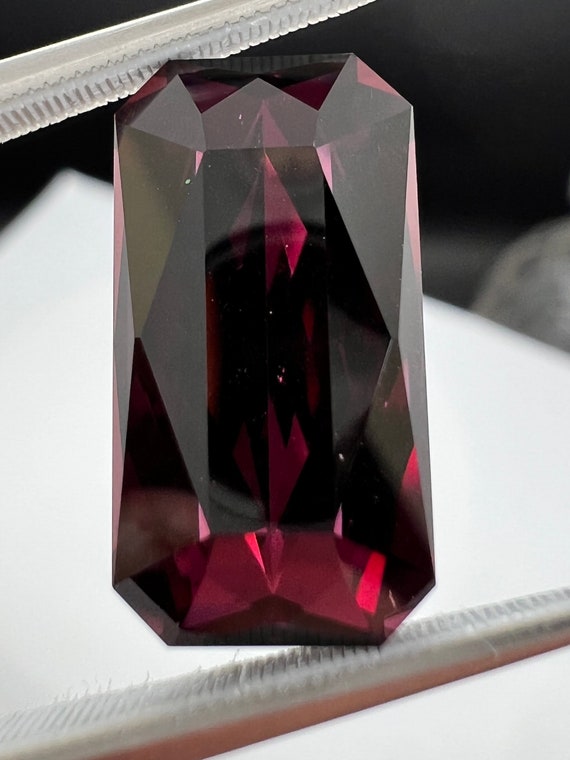 12.63ct Rhodolite Garnet. Large, precision cut gem. 17x9x7mm