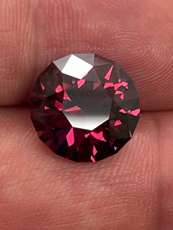 8.4ct Rhodolite Garnet. 12.3mm precision cut round.
