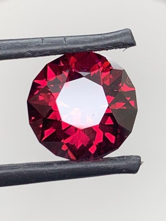 Big 6.22ct Rich hue, Rhodolite Garnet. 10.8mm. Precision cut, rare large Garnet.