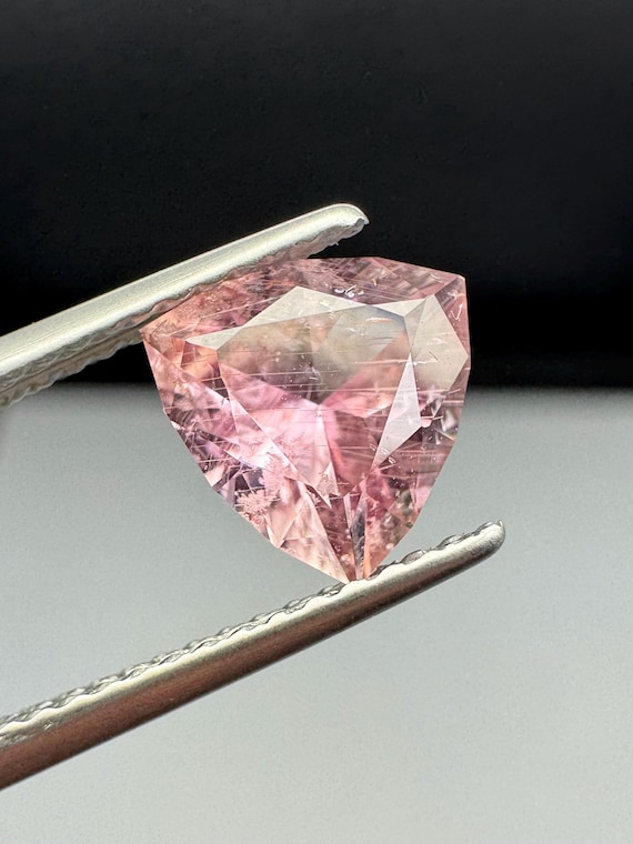Pink sapphire trillion. 1.52ct