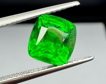 Tsavorite Garnet, 3.1ct cushion cut!