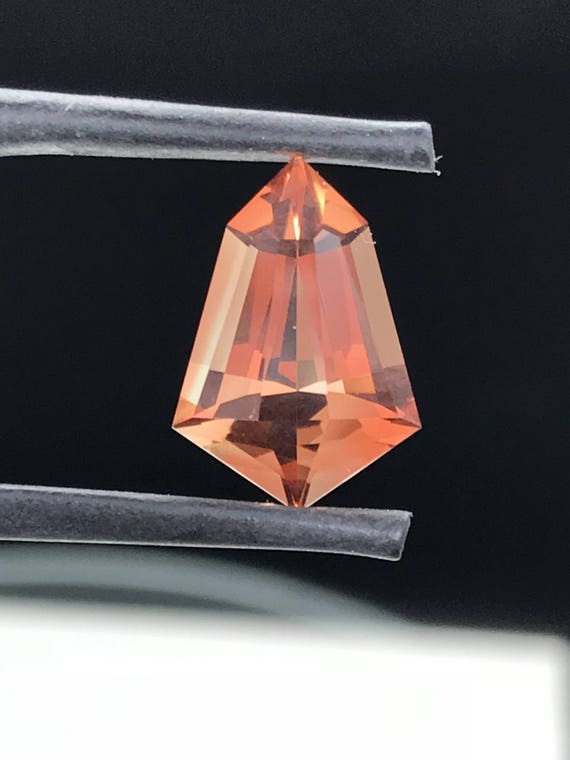 Precision cut, OREGON SUNSTONE red, orange, peach, colored gem. 3.24ct Large stone, great polish!