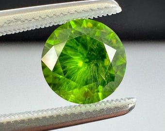 Russian Demantoid 1ct horsetail inclusions. 6mm