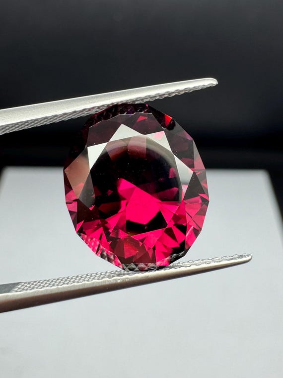 Oval cut Garnet. 10ct open color.