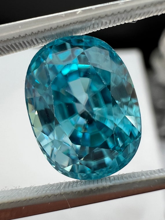 Large oval blue Zircon. 8.99ct natural gemstone. 12x9x7mm