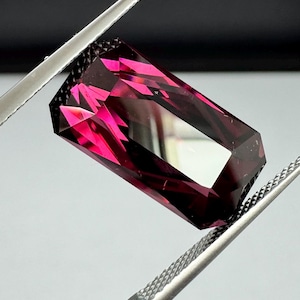 12.63ct Rhodolite Garnet. Large, precision cut gem. 17x9x7mm