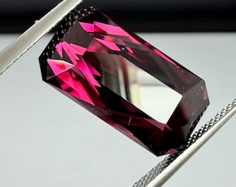12.63ct Rhodolite Garnet. Large, precision cut gem. 17x9x7mm