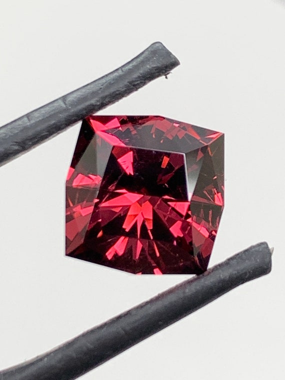 Bright open color natural Garnet. 4.89ct Precision cut gemstone.