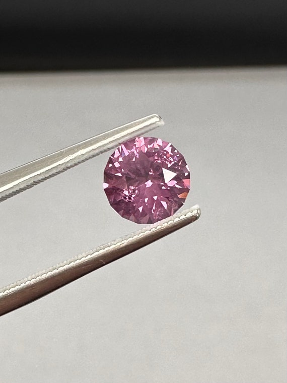 Pastel pyrope Garnet round. 1.6ct color change gem.