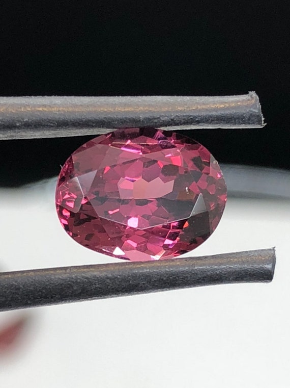 Beautiful pink Umbalite Garnet oval 2.91ct clean, natural, untreated.