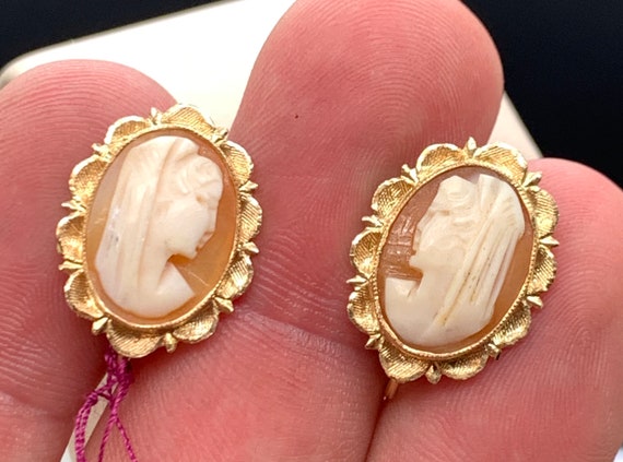 Vintage Cameo, solid gold earrings. Natural shell, made in Italy. Hand made. 18x14mm