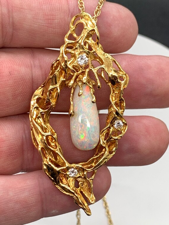 An absolutely stunning and rare 18k gold and Australian Opal pendant. A hefty, fine collectors piece.