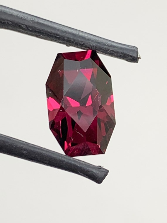 Large, rich hue, Precision cut Garnet. 5.54ct