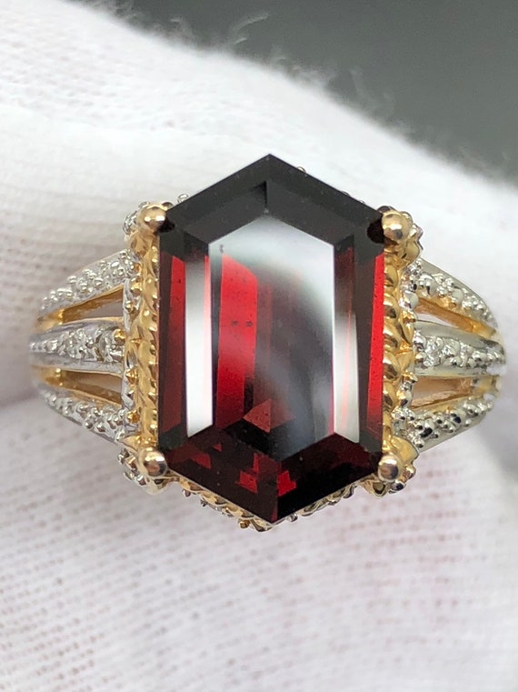 Natural Red Garnet in 14k gold. Sz.6 13x8mm
