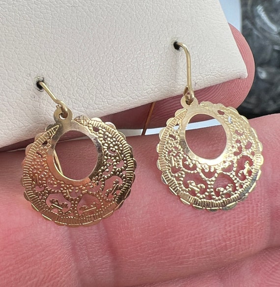 Round lace style drop earrings. 14k solid gold. 15mm