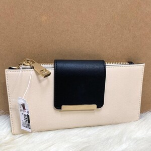 Cartera de mano larga de piel sintética color crema y negro de ALDO