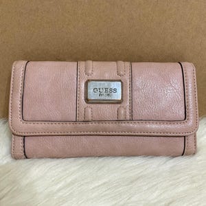 Cartera de mano GUESS grande vintage de piel sintética en color rosa empolvado con tres pliegues y talonario de cheques