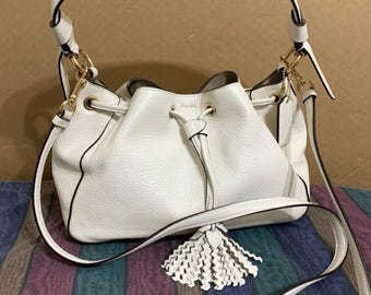 Borsa a tracolla con coulisse COACH EVERLY in pelle martellata color crema e bianco, modello C5671