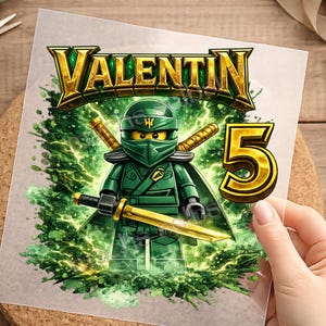Könnte beinhalten: Ein quadratischer Aufkleber mit einer grünen Ninja-Figur in Maske und Rüstung, die ein goldenes Schwert hält. Der Name VALENTIN ist in großen goldenen Buchstaben oben aufgedruckt, rechts daneben steht eine große goldene 5 vor einem grünen Energiehintergrund.