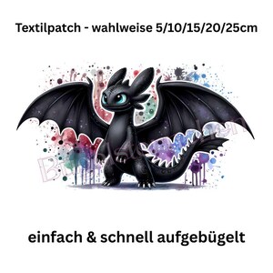 Könnte beinhalten: Ein schwarzer Drachenaufnäher mit großen Flügeln und blauen Augen, vor einem farbenfrohen Aquarell-Spritzer-Hintergrund. Der Text oben lautet "Textilpatch - wahlweise 5/10/15/20/25cm". Der Text unten lautet "einfach & schnell aufgebügelt".