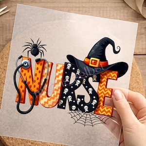 Könnte beinhalten: Ein transparenter Aufkleber mit dem Wort NURSE in stilisierten Buchstaben. Das N ist orange mit schwarzen Punkten und einem schwarzen Stethoskop, das U ist orange mit Zickzackmuster, R und S sind schwarz mit weißen Totenköpfen, E ist orange mit Zickzack.
