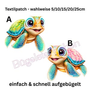 Könnte beinhalten: Zwei bunte Schildkrötenaufnäher mit dem Text "Textilpatch - wahlweise 5/10/15/20/25cm" und "einfach & schnell aufgebügelt". Schildkröte A hat einen grünen und blauen Panzer, während Schildkröte B einen rosa und blauen Panzer hat. Beide Schildkröten haben große Augen und lächeln.