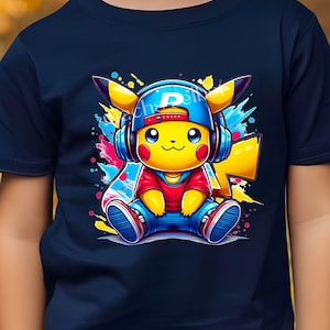 Könnte beinhalten: Marineblaues T-Shirt mit einem Cartoon-Pikachu, das eine blaue Kappe, Kopfhörer und ein rotes Hemd trägt. Das Design umfasst bunte Farbspritzer. Der Text "Bügelsternchen" befindet sich oben rechts.