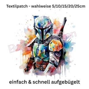 Könnte beinhalten: Ein Textilpatch mit einer Aquarell-Illustration eines behelmten Kriegers in Rüstung mit einem Gewehr auf dem Rücken. Der Text lautet: Textilpatch - wahlweise 5/10/15/20/25cm und einfach & schnell aufgebügelt. Das Design verwendet lebendige Farben.