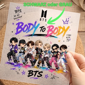Könnte beinhalten: Ein quadratischer Aufkleber mit sieben Chibi-Figuren der Gruppe BTS. Der Text lautet "BTS", "WE ARE BULLETPROOF", "BODY TO BODY", "7 KINGS WE RUN THIS" und "SCHWARZ oder GRAU". Das Design enthält bunte Farbspritzer und Sterne.