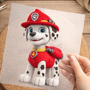 Könnte beinhalten: Detaillierte Figur eines Cartoon-Dalmatinerhundes in roter Feuerwehruniform und Helm. Der Hund hat schwarze Flecken, blaue Augen und einen lächelnden Ausdruck. Die Figur befindet sich auf einem transparenten Blatt, auf dem das Wort "mac" teilweise sichtbar ist.