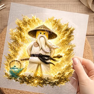 Könnte beinhalten: Ein Grafikdruck mit einer gelben Minifigur mit langem weißen Bart und konischem Hut, die ein weißes Gewand mit schwarzer Schärpe trägt. Die Figur ist von einer hellen goldenen Energieexplosion und einer kleinen türkisfarbenen Teekanne umgeben.