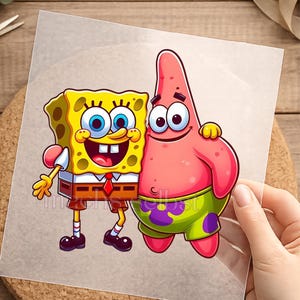 Könnte beinhalten: Ein transparenter Aufkleber mit einer farbenfrohen Illustration von SpongeBob Schwammkopf und Patrick Star, die nebeneinander stehen. SpongeBob ist gelb mit blauen Augen, trägt eine braune Hose und eine rote Krawatte. Patrick ist rosa und trägt eine grüne Hose mit lila Blumen.