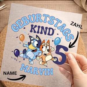 Könnte beinhalten: Eine transparente Transferfolie mit den Zeichentrickfiguren Bluey und Bingo, Luftballons und Konfetti. Der Text lautet GEBURTSTAGS KIND, MARVIN und die Zahl 5. Die Wörter NAME und ZAHL sind mit Pfeilen auf das Design gedruckt.