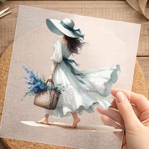Könnte beinhalten: Illustration einer Frau in einem weißen Kleid und Hut mit breiter Krempe, die einen Korb mit blauen Blumen trägt. Das Bild hat einen weichen Aquarellstil, mit einem hellblauen Band, das das Kleid und den Hut akzentuiert. Die Frau geht barfuß.
