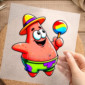 Könnte beinhalten: Cartoon-Illustration von Patrick Star aus Spongebob Schwammkopf. Patrick ist rosa, trägt einen gelben Hut mit lila Band, grüne Shorts mit lila Flecken und hält einen Regenbogen-Lutscher. Der Text "machs sells" ist sichtbar.