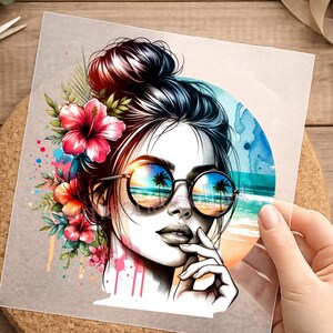 Könnte beinhalten: Illustration einer Frau mit schwarzen Haaren im Dutt, die eine runde Sonnenbrille trägt, die eine Strandszene widerspiegelt. Das Bild zeigt leuchtende Hibiskusblüten und Aquarellakzente, die ein tropisches Thema schaffen.