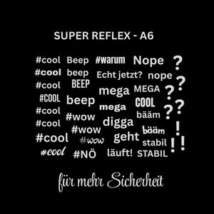 Könnte beinhalten: Ein schwarzer Bogen mit dem weißen Text SUPER REFLEX - A6 oben und für mehr Sicherheit unten. Die Mitte enthält eine Ansammlung von Wörtern und Hashtags wie cool, Beep, warum, Nope, mega, MEGA, COOL, bäam, wow, digga, geht, stabil, NÖ, läuft, STABIL sowie Satzzeichen.