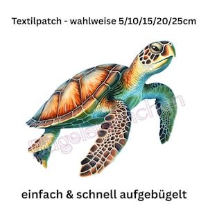 Könnte beinhalten: Ein farbenfroher Meeresschildkröten-Patch mit detailliertem Design. Die Schildkröte weist Farbtöne von Grün, Orange und Braun auf. Der Text auf dem Patch lautet "Textilpatch - wahlweise 5/10/15/20/25cm" und "einfach & schnell aufgebügelt".