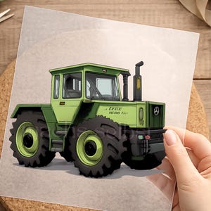 Könnte beinhalten: Eine Illustration eines hellgrünen Trac 1600 Turbo Traktors mit großen schwarzen Reifen, einem dunklen Auspuffrohr und einer Kabine mit Fenstern. Das Fahrzeug hat ein Mercedes-Benz Logo am Frontgrill und den Schriftzug Trac 1600 Turbo an der Seite.