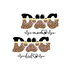 Könnte beinhalten: Grafikdesign mit dem Wort "DOG" im Leopardenmuster mit schwarzen und goldenen Akzenten. Darunter stehen die Wörter "Mama" und "Papa" mit einer Herzschlagschnur und einem Pfotenabdruckherz.