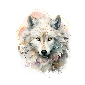 Könnte beinhalten: Detaillierte Illustration eines weißen Wolfes mit gelben Augen, verziert mit goldenen Himmelsmustern auf Stirn und Brust. Das Kunstwerk ist im Aquarellstil gehalten, mit rosa und goldenen Akzenten. Der Text "Bügelsternchen Tiwag" ist sichtbar.
