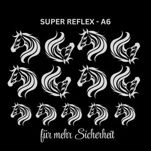 Könnte beinhalten: Ein schwarzer Bogen mit zwölf silbernen, reflektierenden Aufklebern in Form von Pferdekopf-Motiven in verschiedenen Größen, angeordnet in Reihen. Oben steht der Text SUPER REFLEX - A6 und unten der Text für mehr Sicherheit in Schreibschrift.